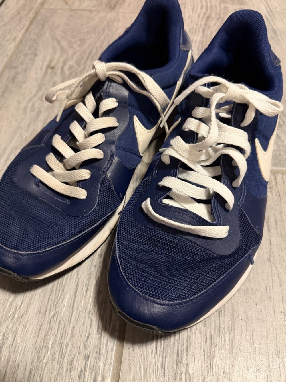 Nike Men’s Internationalist LT17 Blue and White Retro Runner Sneakers 10